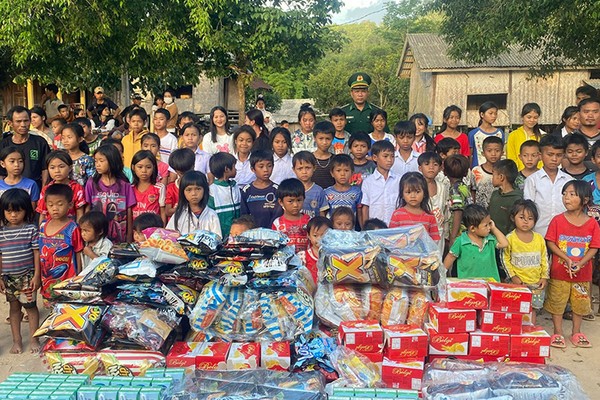 Hình ảnh một gia đình đang sử dụng máy tính với phần mềm kiểm soát của cha mẹ