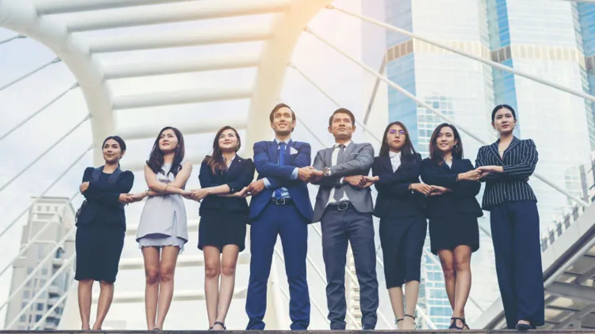 Hình ảnh minh họa việc gỡ bỏ những lầm tưởng về cá cược, với các biểu tượng đúng/sai và một người đang suy nghĩ.